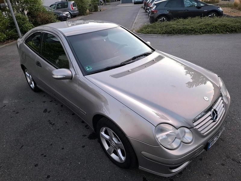Grau Gebraucht 2005 Mercedes C220 Coupé | 2.222 € (Fairer Preis) - Bild 1/4