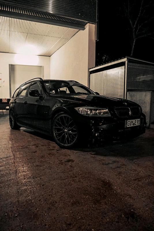 Schwarz Gebraucht 2010 BMW 318 M Sport Kombi | 4.200 € (Guter Preis) - Bild 1/4