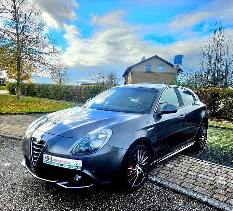 Grigio antracite Gebraucht 2015 Alfa Romeo Giulietta Quadrifoglio Verde Kleinwagen | 11.995 € (Etwas zu teuer) - Bild 1/4