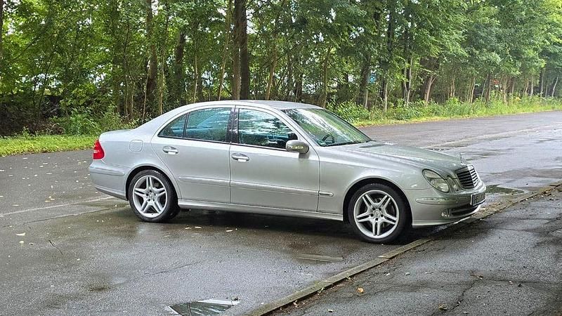 Silber Gebraucht 2002 Mercedes E320 Avantgarde Limousine | 5.999 € (Fairer Preis) - Bild 1/4