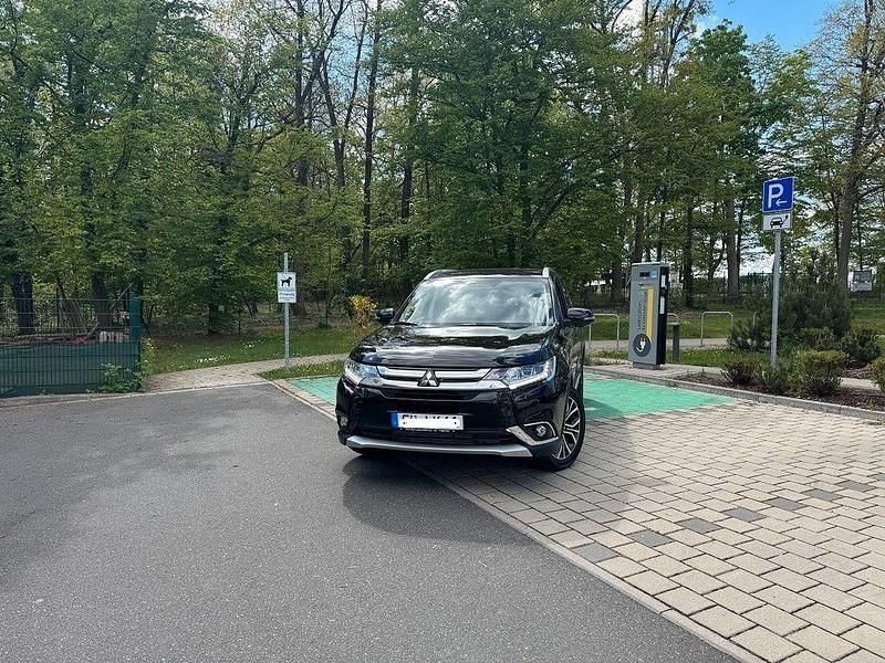 Schwarz Gebraucht 2017 Mitsubishi Outlander Edition SUV | 15.889 € (Fairer Preis) - Bild 1/4