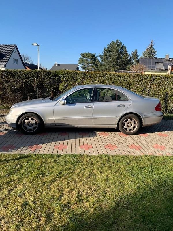 Gebraucht 2005 Mercedes E220 Limousine | 2.699 € - Bild 1/4