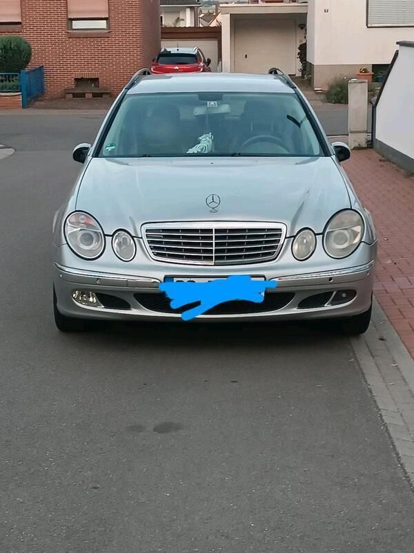 Silber Gebraucht 2025 Mercedes E280 Limousine | 2.000 € - Bild 1/4
