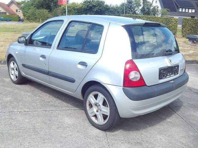 Platingraumet. (metallic) Gebraucht 2005 Renault Clio II Dynamique Limousine | 2.470 € (Fairer Preis) - Bild 1/2