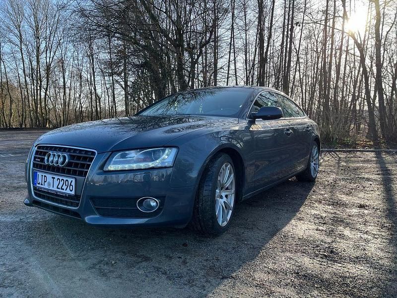 Grau Gebraucht 2009 Audi A5 Sportback Performance Limousine | 8.999 € (Superpreis) - Bild 1/4