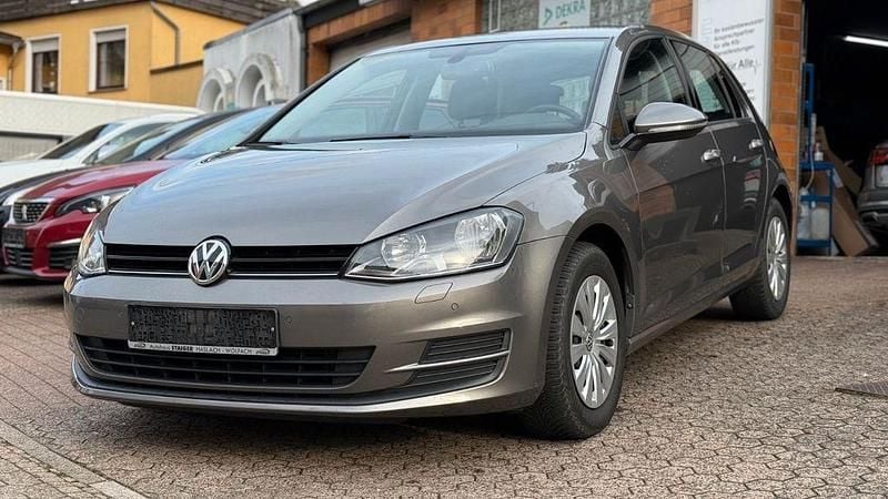 Grau Gebraucht 2015 VW Golf VII Trendline Limousine | 9.000 € (Guter Preis) - Bild 1/4