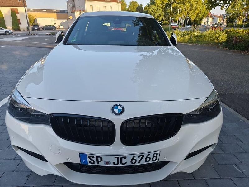 Weiß Gebraucht 2020 BMW 320 Gran Turismo M Sport Limousine | 32.880 € - Bild 1/4
