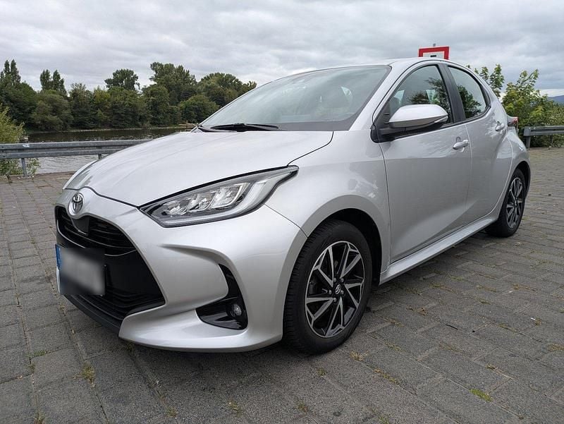 Silber Gebraucht 2021 Toyota Yaris Kleinwagen | 12.650 € (Superpreis) - Bild 1/4