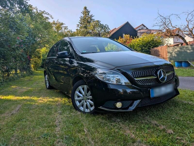 Schwarz Gebraucht 2013 Mercedes B180 Van / Kleinbus | 6.300 € - Bild 1/4