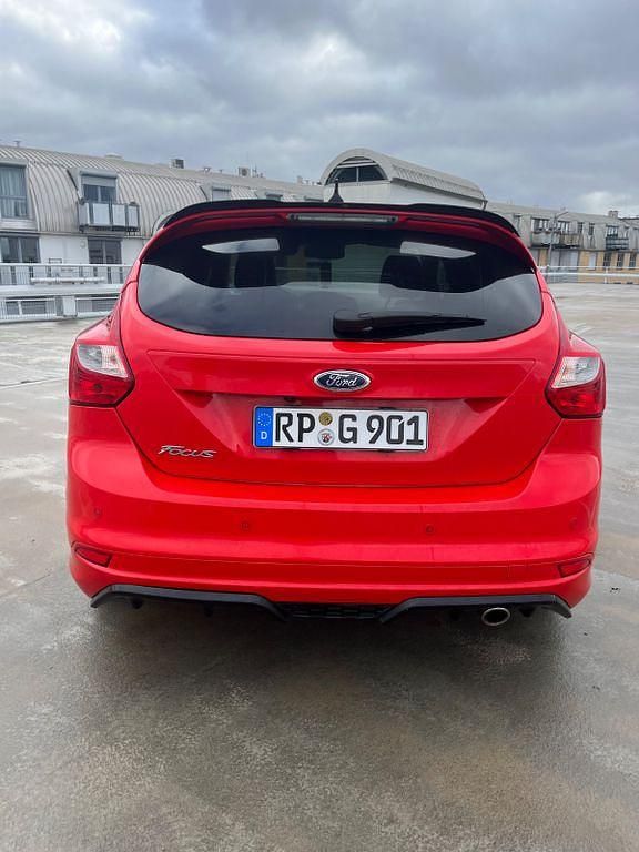 Gebraucht Ford Focus ST-Line 163 PS (119 kW) 2013 Rot Limousine