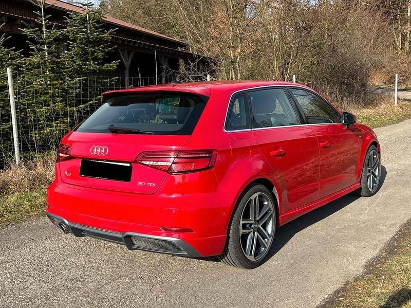 Gebraucht Audi A3 Sport 116 PS (85 kW) 2019 Rot Limousine