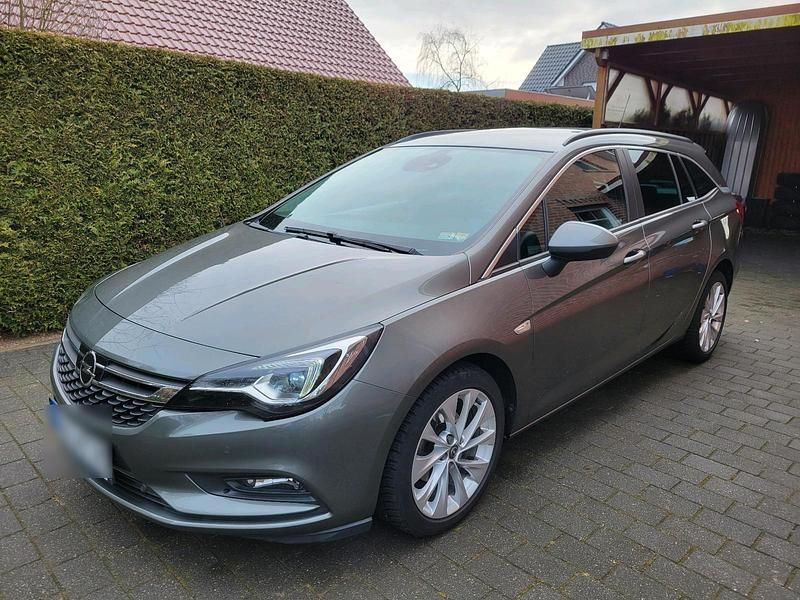 Grau Gebraucht 2018 Opel Astra Kombi | 12.400 € (Etwas zu teuer) - Bild 1/4