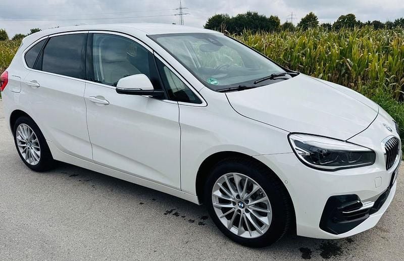 Weiß Gebraucht 2020 BMW 225 Active Tourer Luxury Line Van / Kleinbus | 21.800 € (Fairer Preis) - Bild 1/4