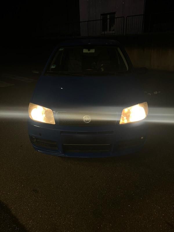 Blau Gebraucht 2004 Fiat Punto Kleinwagen | 200 € - Bild 1/4