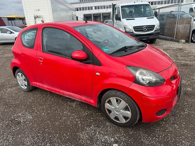 Gebraucht Toyota Aygo 68 PS (50 kW) 2010 Rot Kleinwagen