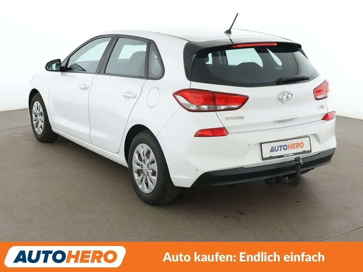 Gebraucht Hyundai i30 Select 120 PS (88 kW) 2018 Weiß Limousine