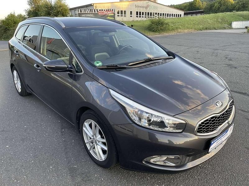 Grau Gebraucht 2014 Kia Ceed Sportswagon Edition 7 Kombi | 9.490 € (Fairer Preis) - Bild 1/4