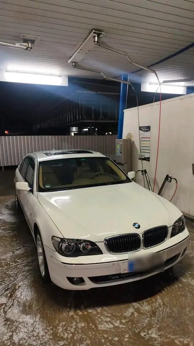 Gebraucht BMW 750L 367 PS (269 kW) 2005 Weiß Limousine