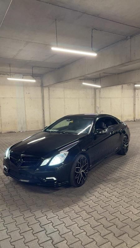 Gebraucht Mercedes E350 AMG 231 PS (169 kW) 2010 Schwarz Coupé