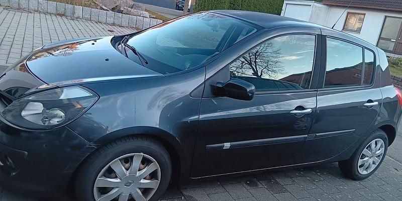 Grau Gebraucht 2007 Renault Clio III Dynamique Limousine | 1.950 € (Guter Preis) - Bild 1/4