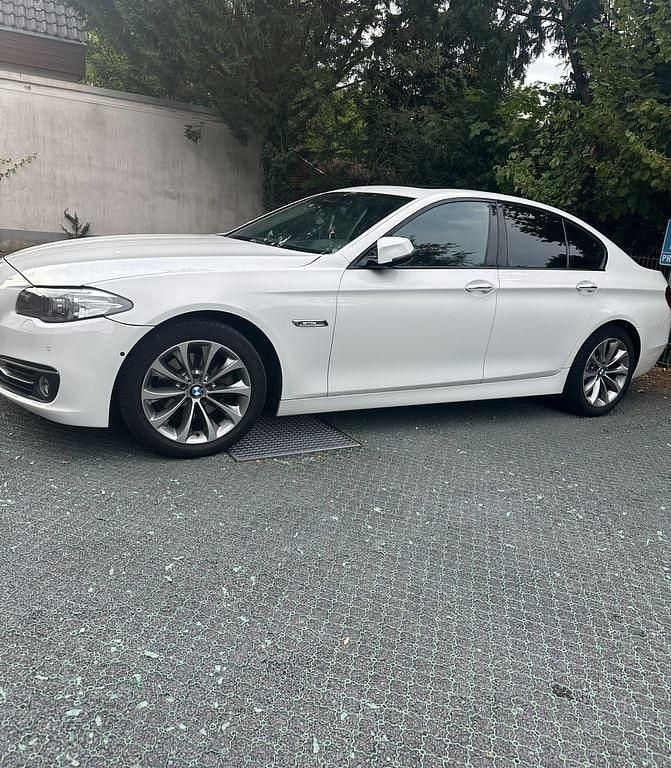 Weiß Gebraucht 2013 BMW 520 Limousine | 13.900 € (Fairer Preis) - Bild 1/4