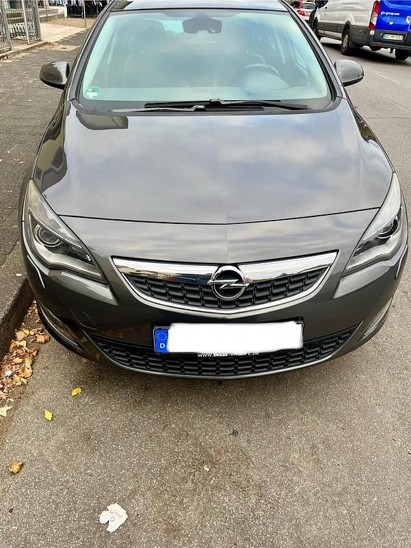 Braun Gebraucht 2012 Opel Astra Limousine | 5.000 € (Teuer) - Bild 1/4