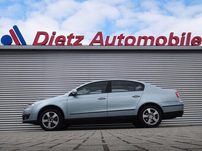 Blau Gebraucht 2006 VW Passat Trendline Limousine | 1.300 € (Superpreis) - Bild 1/4