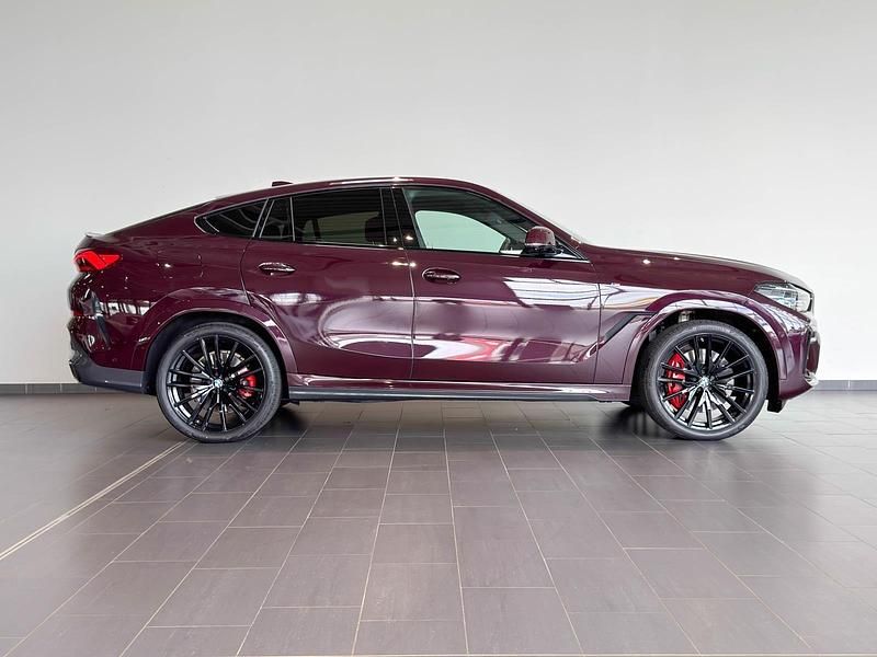 Ametrin metallic (rot) Gebraucht 2022 BMW X6 M50 SUV | 66.988 € (Fairer Preis) - Bild 1/4