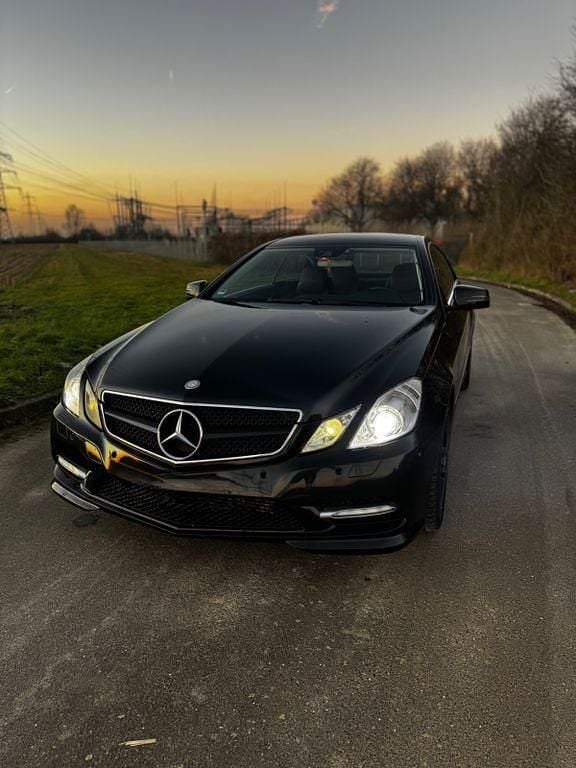 Schwarz Gebraucht 2013 Mercedes E250 Coupé | 11.900 € (Guter Preis) - Bild 1/4