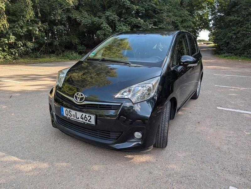 Schwarz Gebraucht 2013 Toyota Verso-S Club Van / Kleinbus | 6.550 € (Guter Preis) - Bild 1/4
