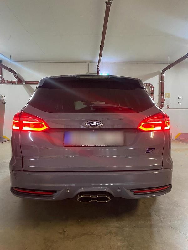Gebraucht Ford Focus ST 185 PS (136 kW) 2015 Grau Kombi