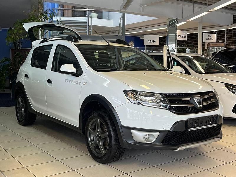 Gebraucht Dacia Sandero Stepway 90 PS (66 kW) 2015 Weiß Limousine