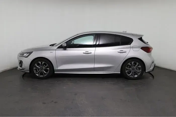 Gebraucht Ford Focus ST-Line 155 PS (114 kW) 2025 Silber, moondust silber Limousine