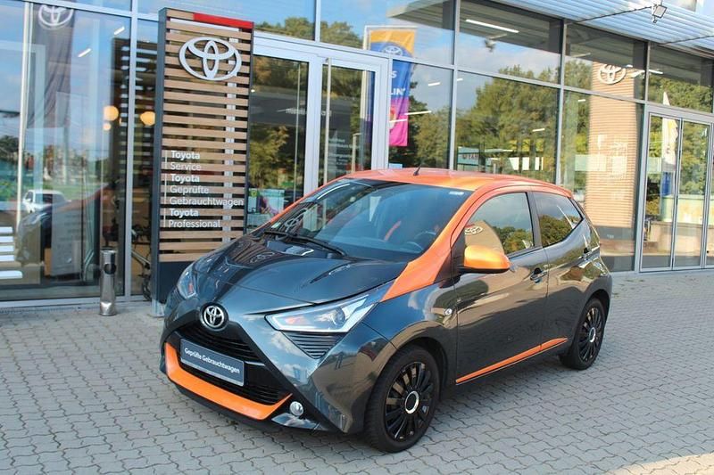 Grau Gebraucht 2020 Toyota Aygo Play Kleinwagen | 10.890 € (Fairer Preis) - Bild 1/3