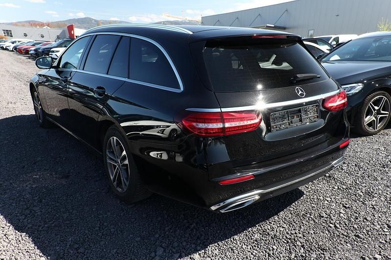 Gebraucht Mercedes E200 Avantgarde 211 PS (155 kW) 2020 Obsidianschwarz metallic
