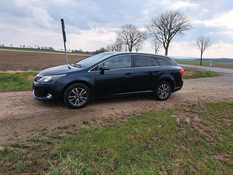 Gebraucht Toyota Avensis T2 147 PS (108 kW) 2015 Andere farben Kombi