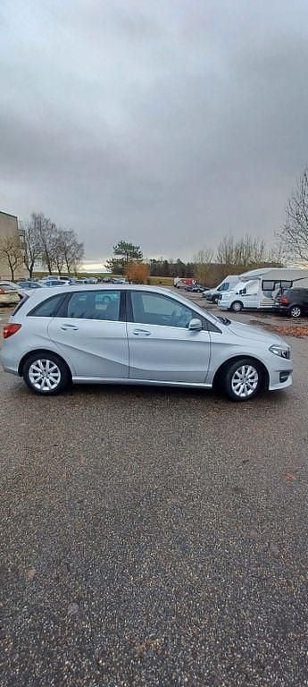 Silber Gebraucht 2015 Mercedes B180 Van / Kleinbus | 13.500 € (Fairer Preis) - Bild 1/4