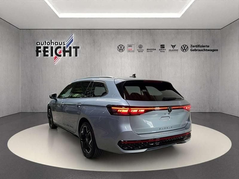 Neu VW Passat R-line 177 PS (130 kW) 2025 Oyster silver metallic Kombi