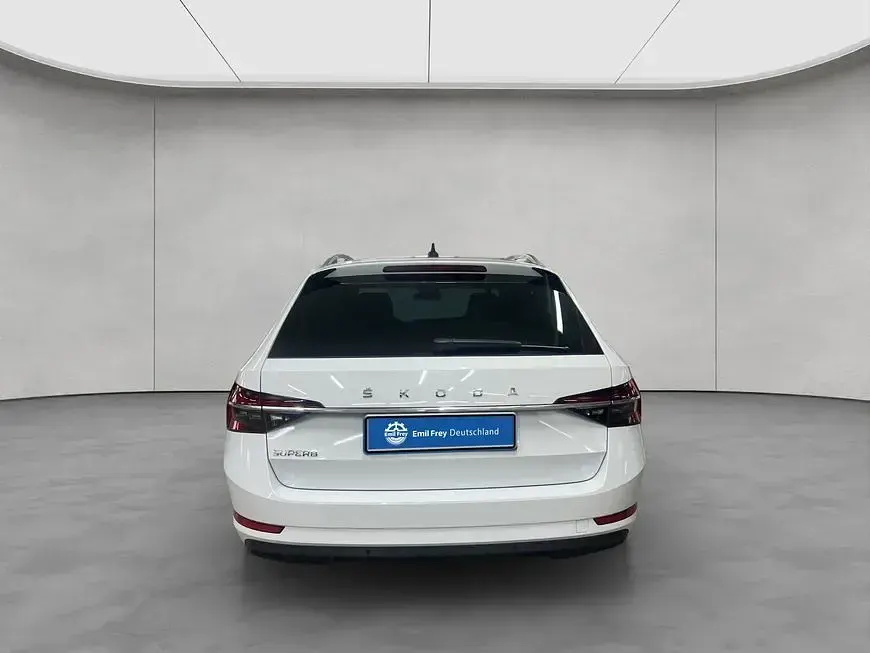 Gebraucht Skoda Superb Style 150 PS (110 kW) 2023 Moonweiß perleffekt Kombi