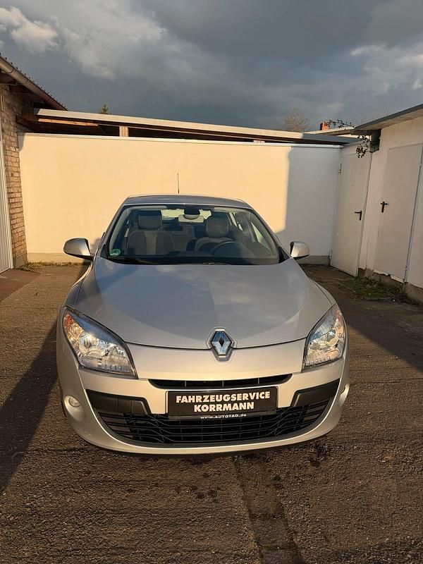 Gebraucht Renault Mégane 110 PS (80 kW) 2011 Silber Limousine
