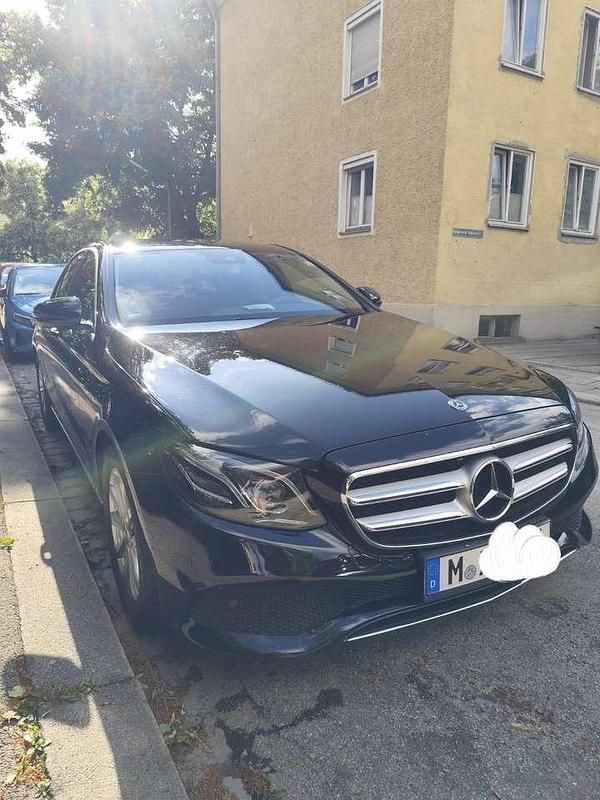 Schwarz Gebraucht 2017 Mercedes 200 Avantgarde Limousine | 24.900 € - Bild 1/4
