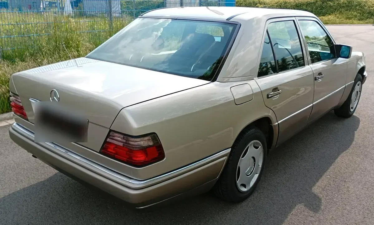 Gebraucht Mercedes 200 75 PS (55 kW) 1995 Silber Limousine