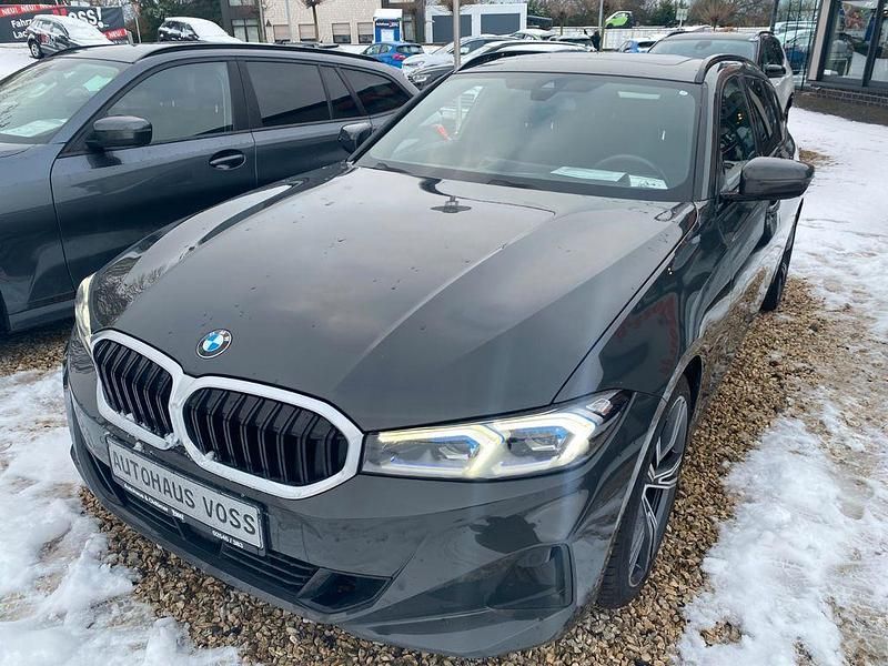 Grau Gebraucht 2023 BMW 320 Performance Kombi | 29.990 € (Guter Preis) - Bild 1/4