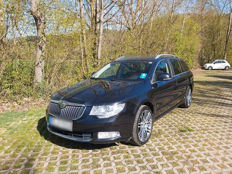 Gebraucht Skoda Superb Ambition 140 PS (102 kW) 2012 Schwarz Kombi