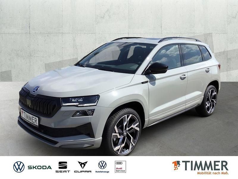Grau Neu 2025 Skoda Karoq SportLine SUV | 41.999 € (Etwas zu teuer) - Bild 1/4