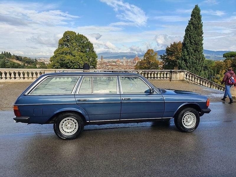 Gebraucht Mercedes E230 136 PS (100 kW) 1982 Blau Kombi