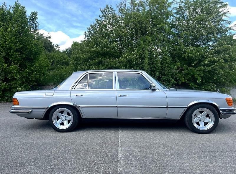 Silber Gebraucht 1978 Mercedes E280 Limousine | 11.199 € - Bild 1/4