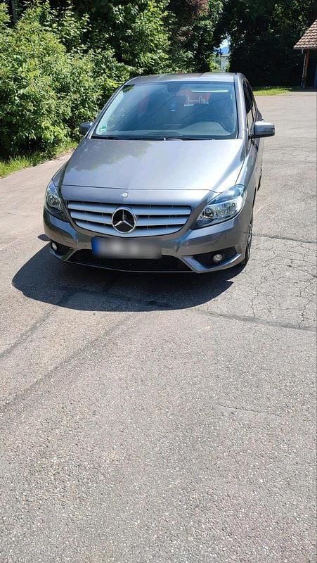 Grau Gebraucht 2012 Mercedes B200 Van / Kleinbus | 10.499 € (Guter Preis) - Bild 1/4