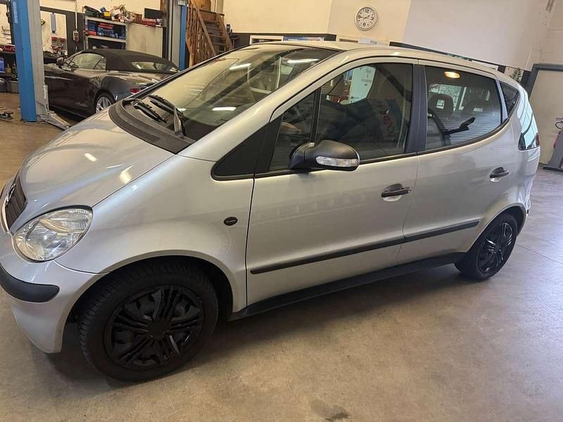 Silber Gebraucht 2003 Mercedes A140 Classic Limousine | 2.650 € - Bild 1/4