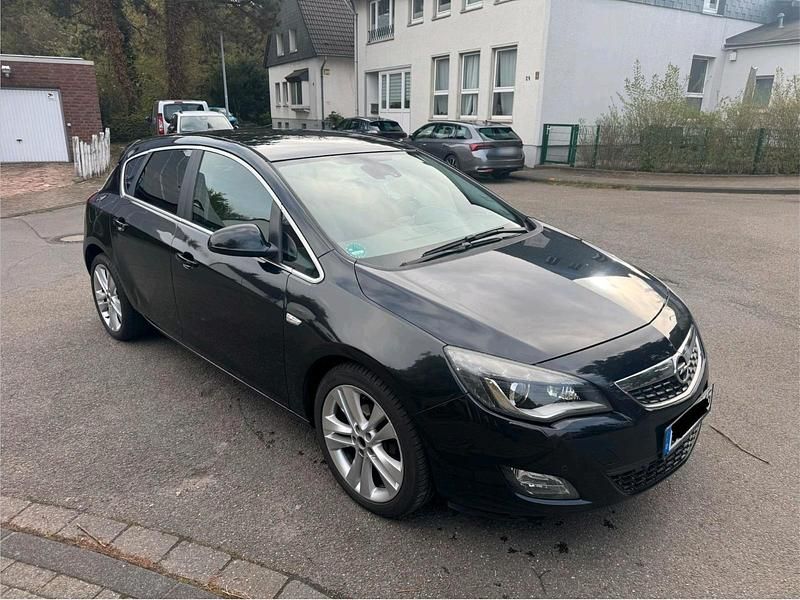 Gebraucht Opel Astra 140 PS (102 kW) 2011 Schwarz Limousine